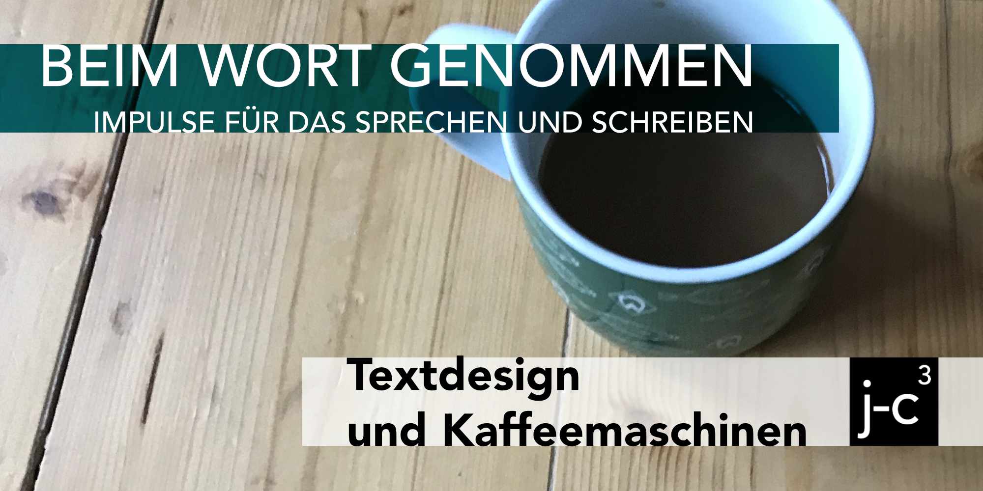 Bild zeigt einen Kaffeebecher auf einem Dielenboden. Darunter der Text: „Textdesign und Kaffeemaschinen“
