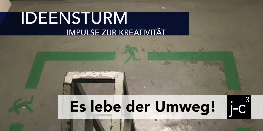 Das Bild zeigt Treppenstufen, auf denen eine grüne Linie gemalt ist. Die Linie zeigt einen Fluchtweg an. Darunter steht der Text: „Es lebe der Umweg“