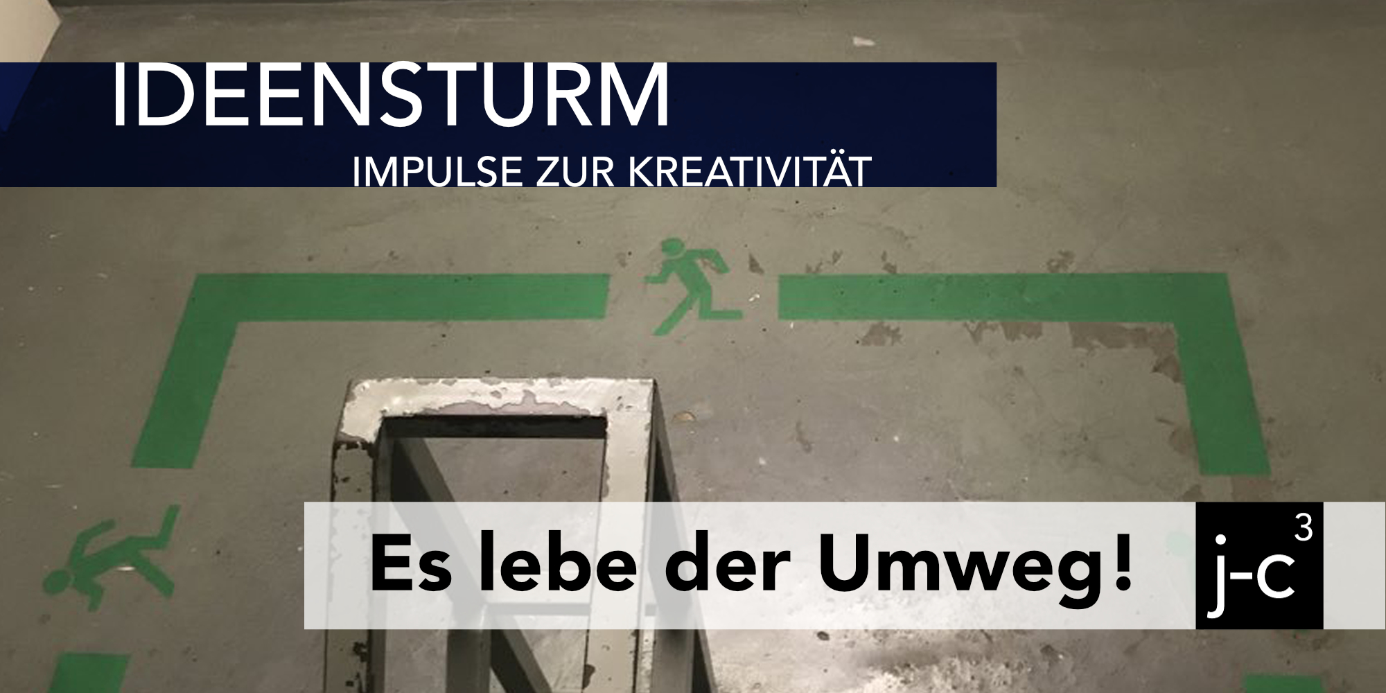 Das Bild zeigt Treppenstufen, auf denen eine grüne Linie gemalt ist. Die Linie zeigt einen Fluchtweg an. Darunter steht der Text: „Es lebe der Umweg“