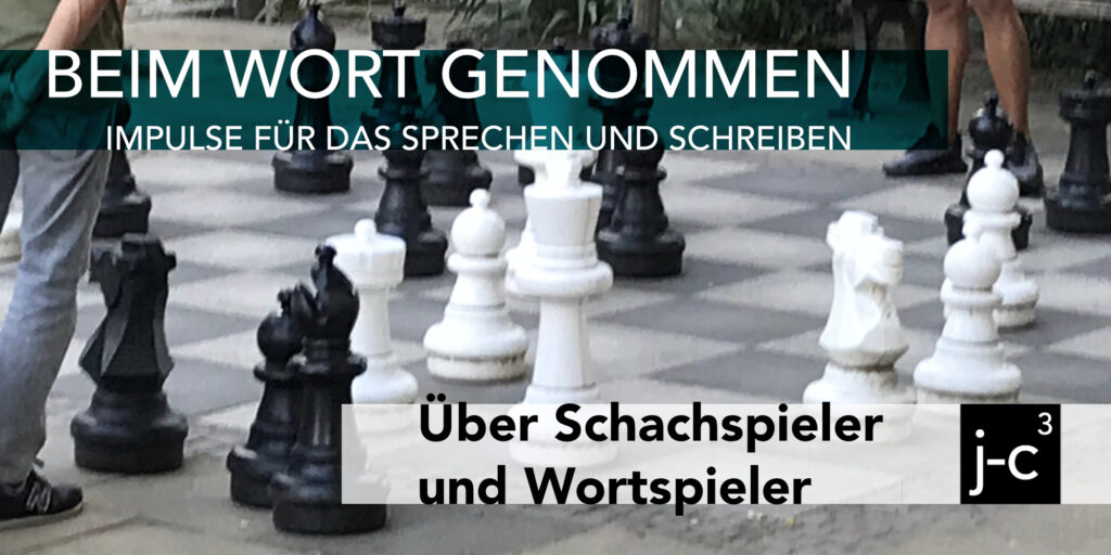 Große Schachfiguren im Park. Dazu beschreibt der Text: über Schachspieler und Wortspieler..