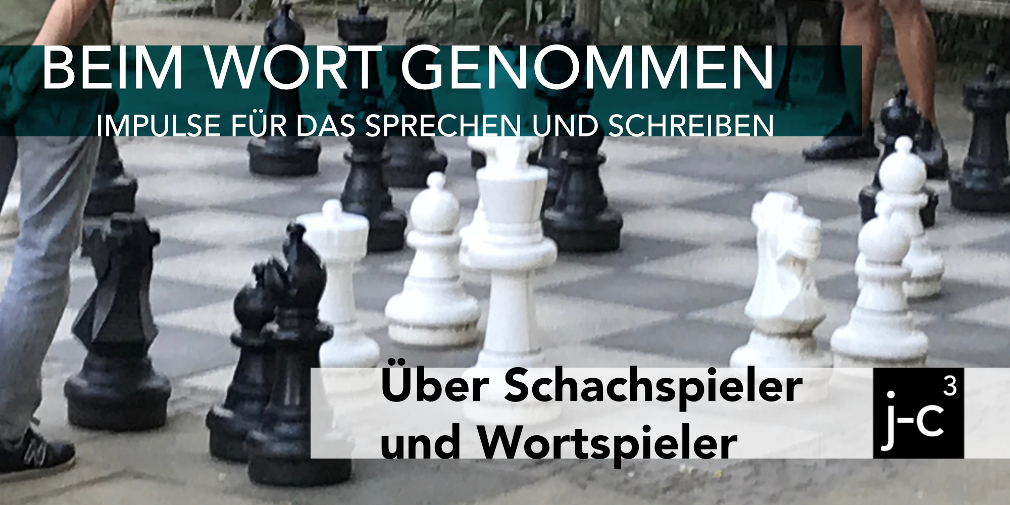 Große Schachfiguren im Park. Dazu beschreibt der Text: über Schachspieler und Wortspieler..